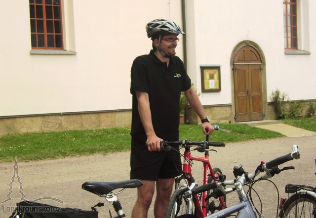 06_Pan Jancarik pred poutnim kostelem.jpg